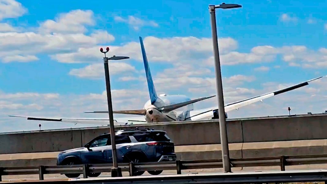 Copilot of United jet that struck a light pole realized flight was low, but not in time: report