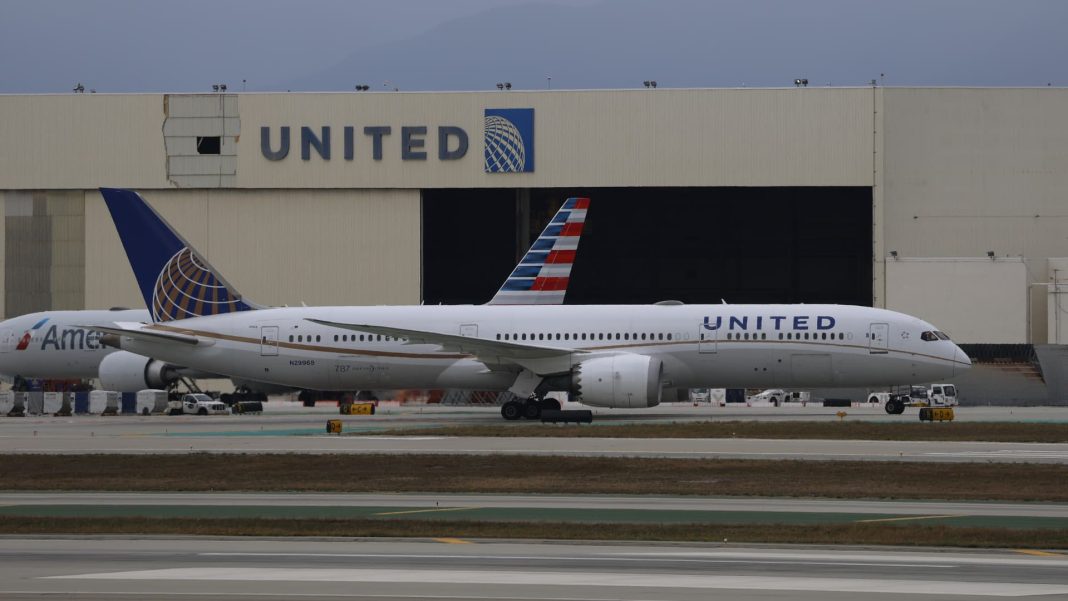 United CEO brushes off airline mergers after American rejection