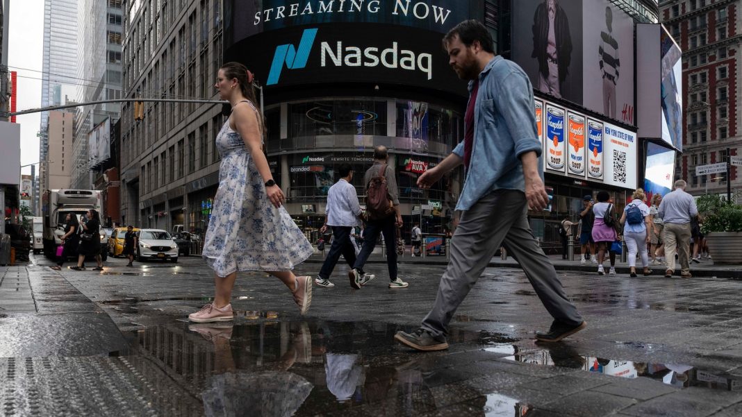 US stocks hang near their record heights